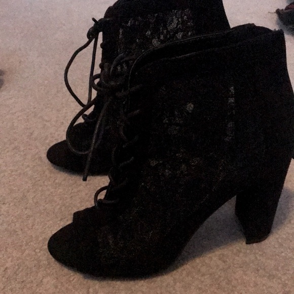 Black lace heels - Picture 1 of 4